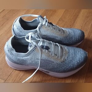Brooks Gray Rose Levitate 2 Running Shoes Size 9